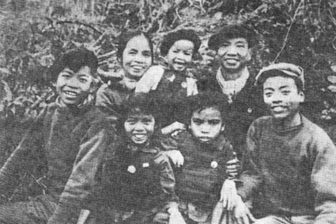 Hình 5. Bức ảnh cuối cùng Thầy giáo Tô Ngọc Vân chụp cùng gia đình trước khi hy sinh.jpg