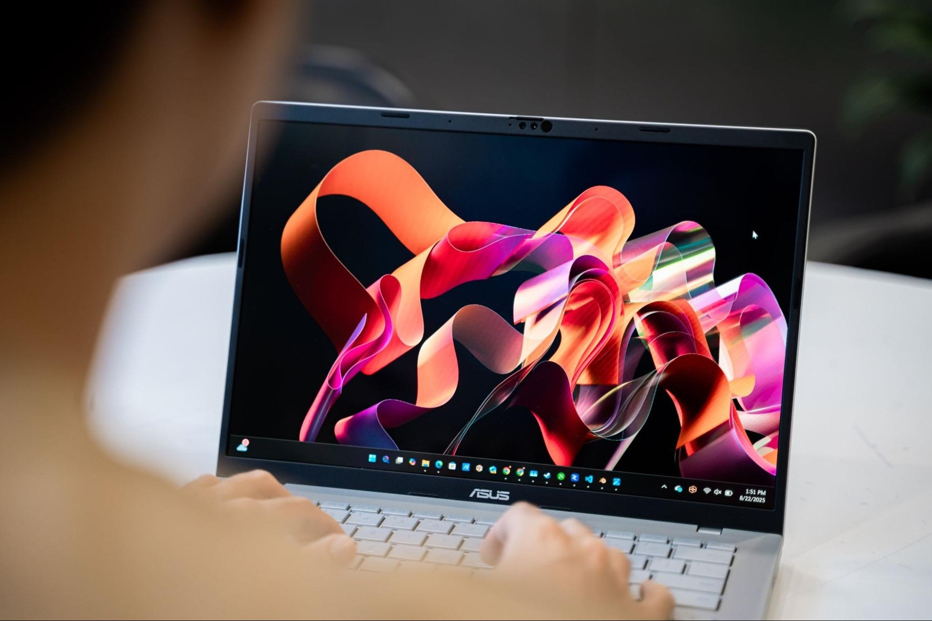 Học tập, làm việc và giải trí hiệu quả với laptop OLED