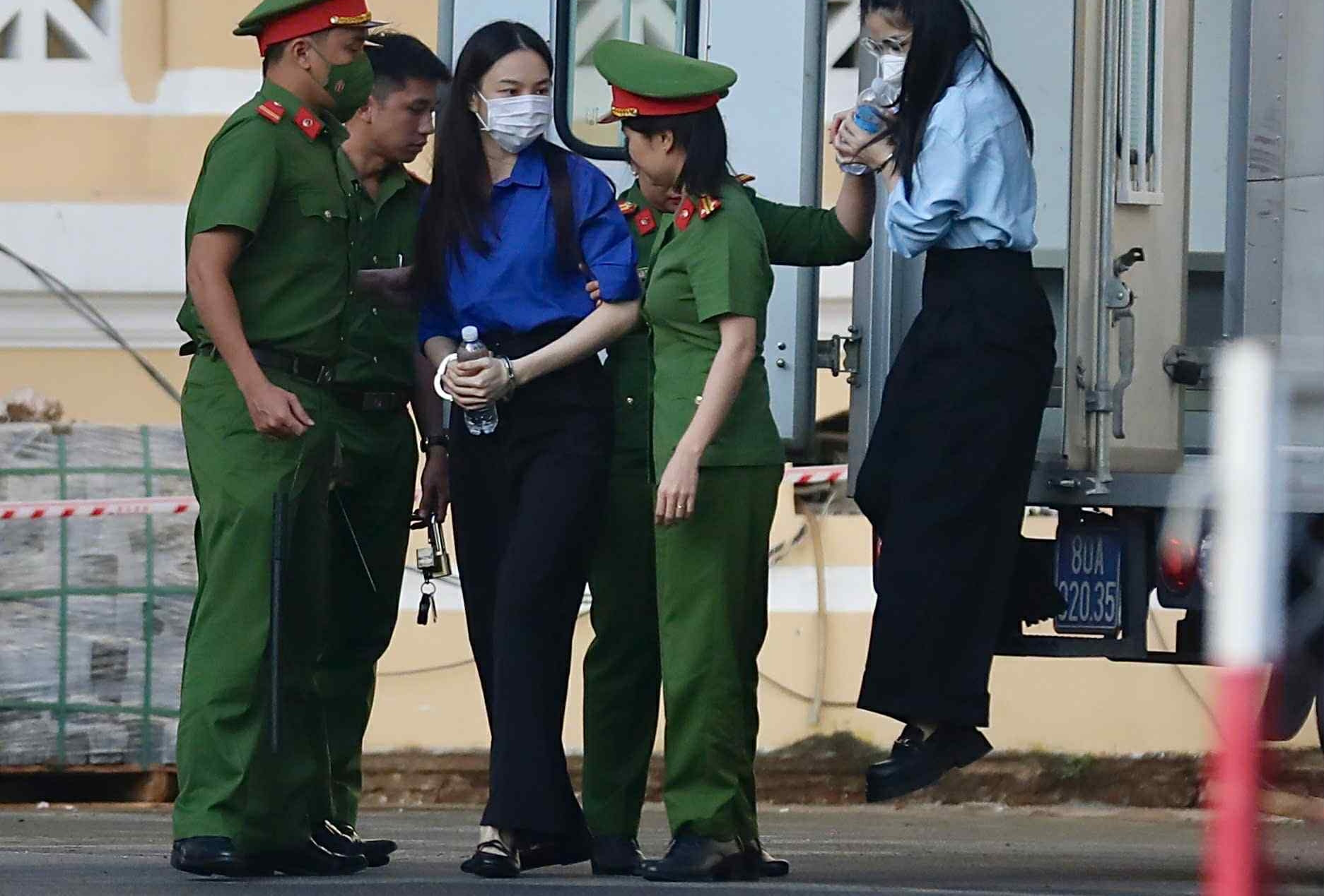 Sáng nay, hoa hậu Thùy Tiên, Hằng Du Mục, Quang Linh Vlogs hầu tòa vụ 'kẹo Kera'