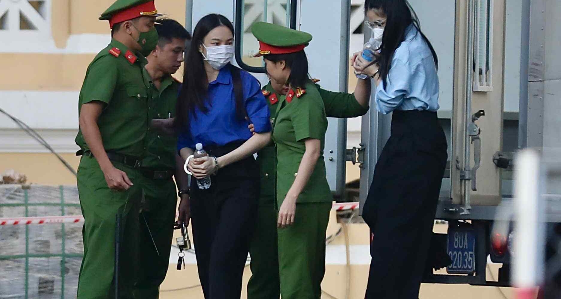 Sáng nay, hoa hậu Thùy Tiên, Hằng Du Mục, Quang Linh Vlogs hầu tòa vụ 'kẹo Kera'