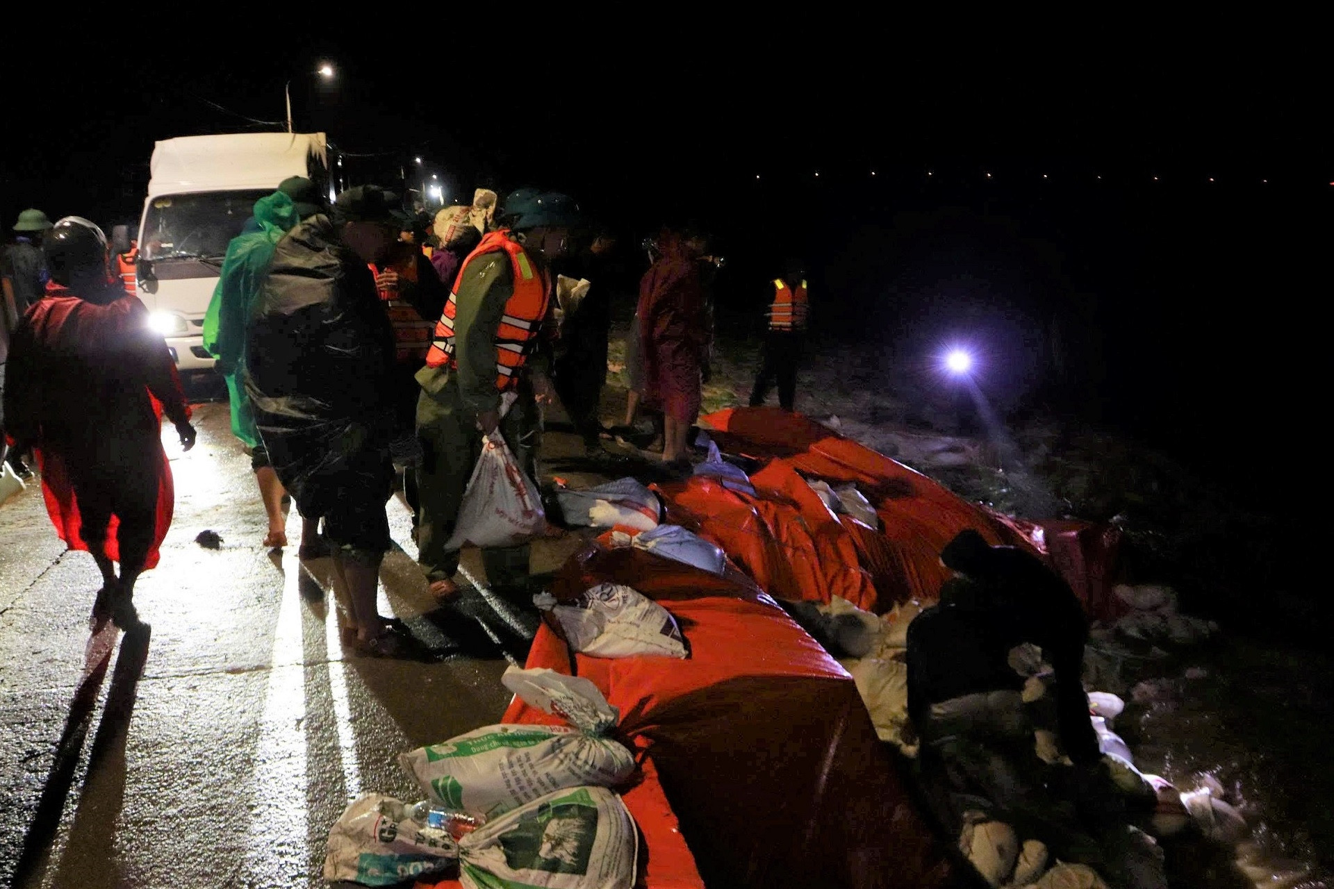 Hơn 500 người lính xuyên đêm cứu bờ kè trước miệng 'hà bá', bảo vệ khu dân cư