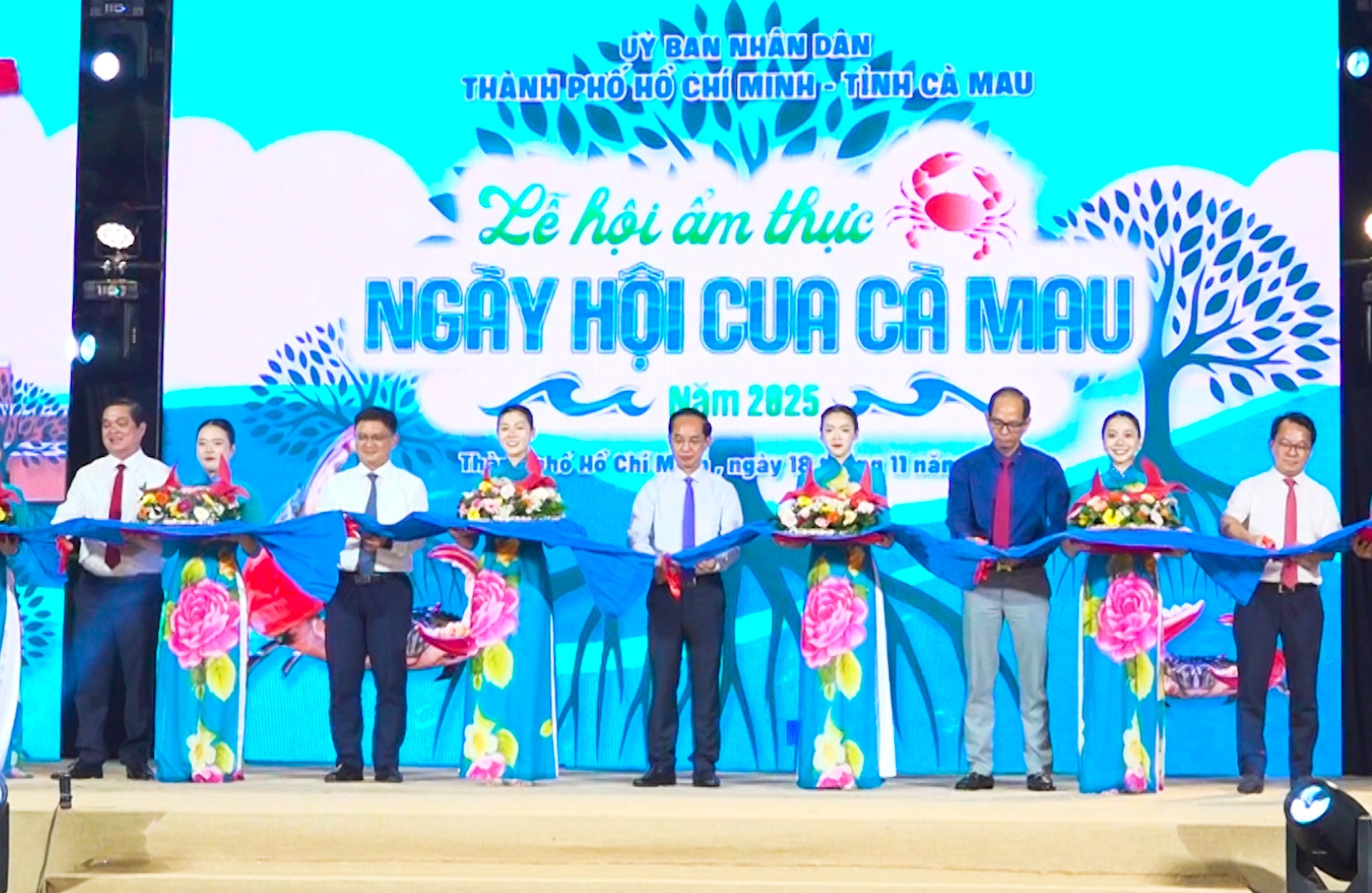 Khai mạc Lễ hội ẩm thực cua Cà Mau tại TPHCM: Chỉ hơn 1 giờ đã bán sạch cua