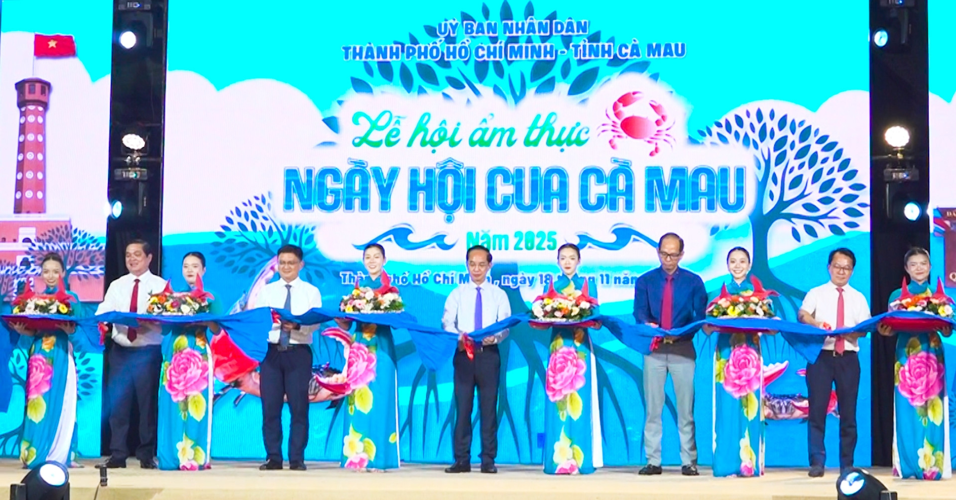 Khai mạc Lễ hội ẩm thực cua Cà Mau tại TPHCM: Chỉ hơn 1 giờ đã bán sạch cua