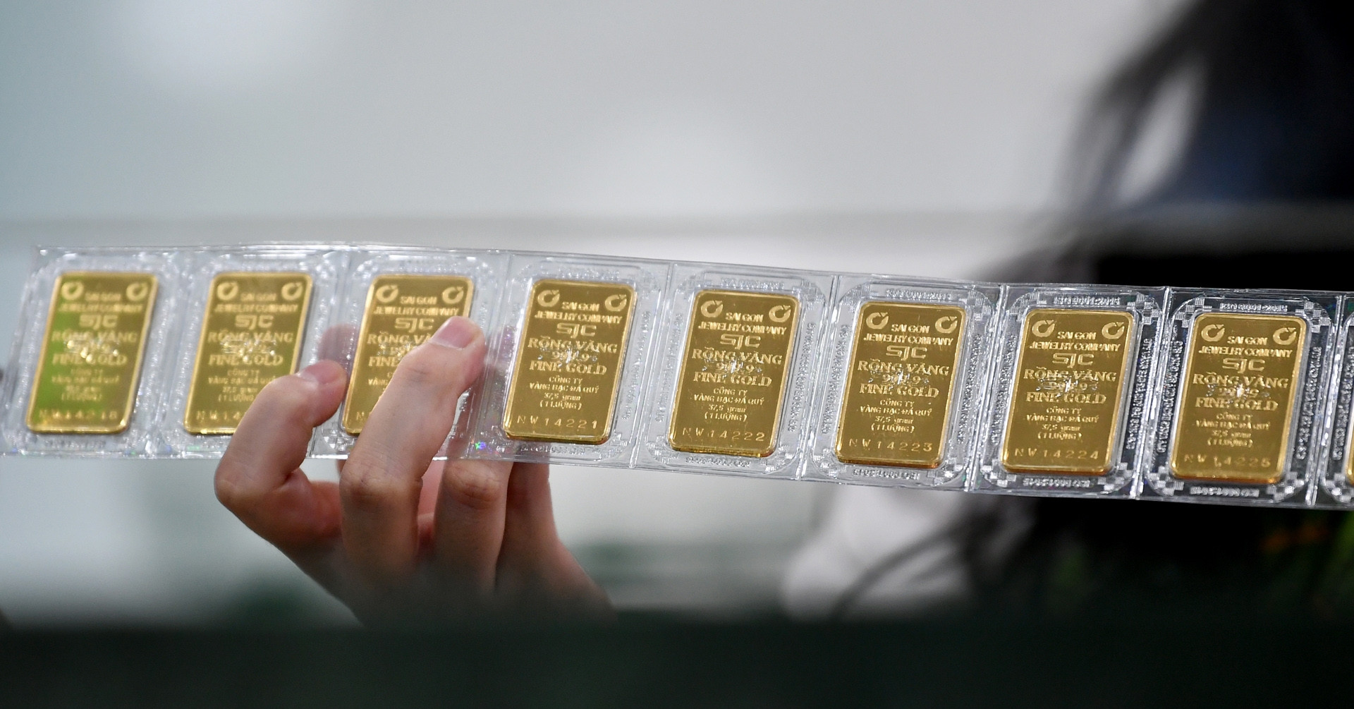 Không thể nói tiết kiệm mà thức, xếp hàng từ 3h sáng để mua vàng miếng