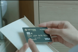 'Lằn ranh' tập 14: Viện phó Viện kiểm sát phát hiện thẻ đen dưới giường bệnh của chồng