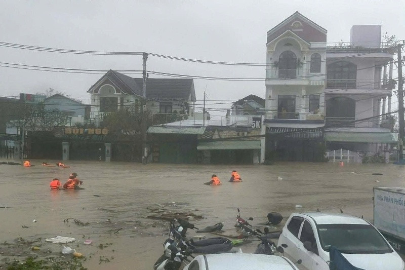 Lũ sông Ba có thể vượt mức lịch sử 1993 đêm nay, mưa lớn vẫn không ngớt