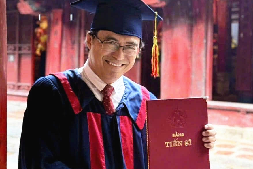 MC 'Rồng vàng' nhận bằng Tiến sĩ