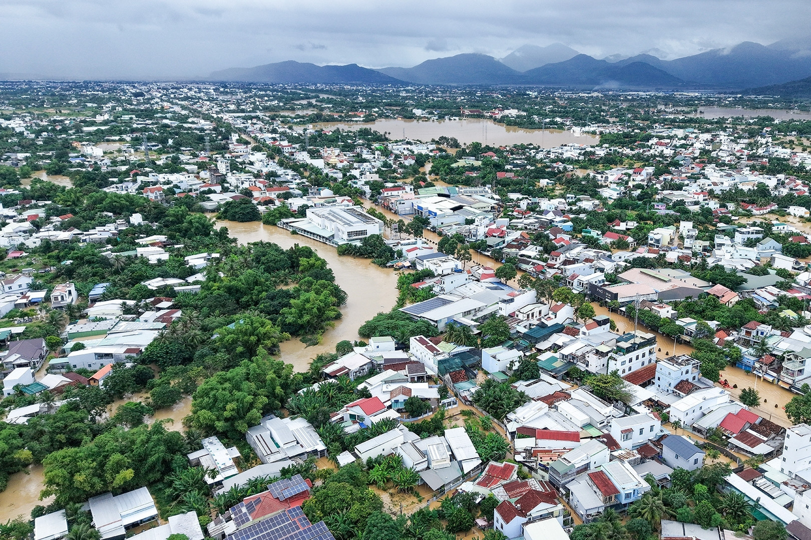 Miền Trung: 15 người chết và mất tích vì mưa lũ, nước sông Ba sắp chạm mốc lịch sử 1993