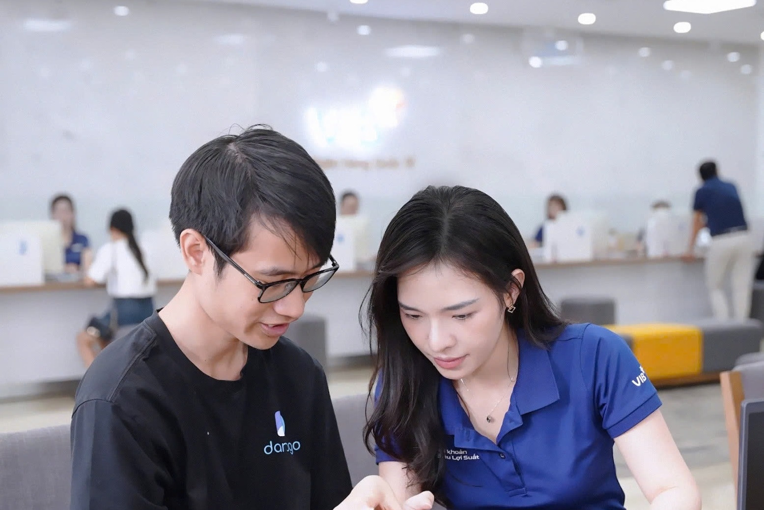 Một ngân hàng thông báo thu phí tài khoản 'đóng băng' 12 tháng liên tục