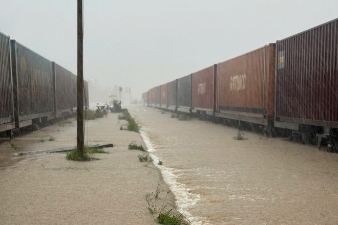 Mưa lũ diễn biến phức tạp ở miền Trung, loạt chuyến tàu phải dừng chạy