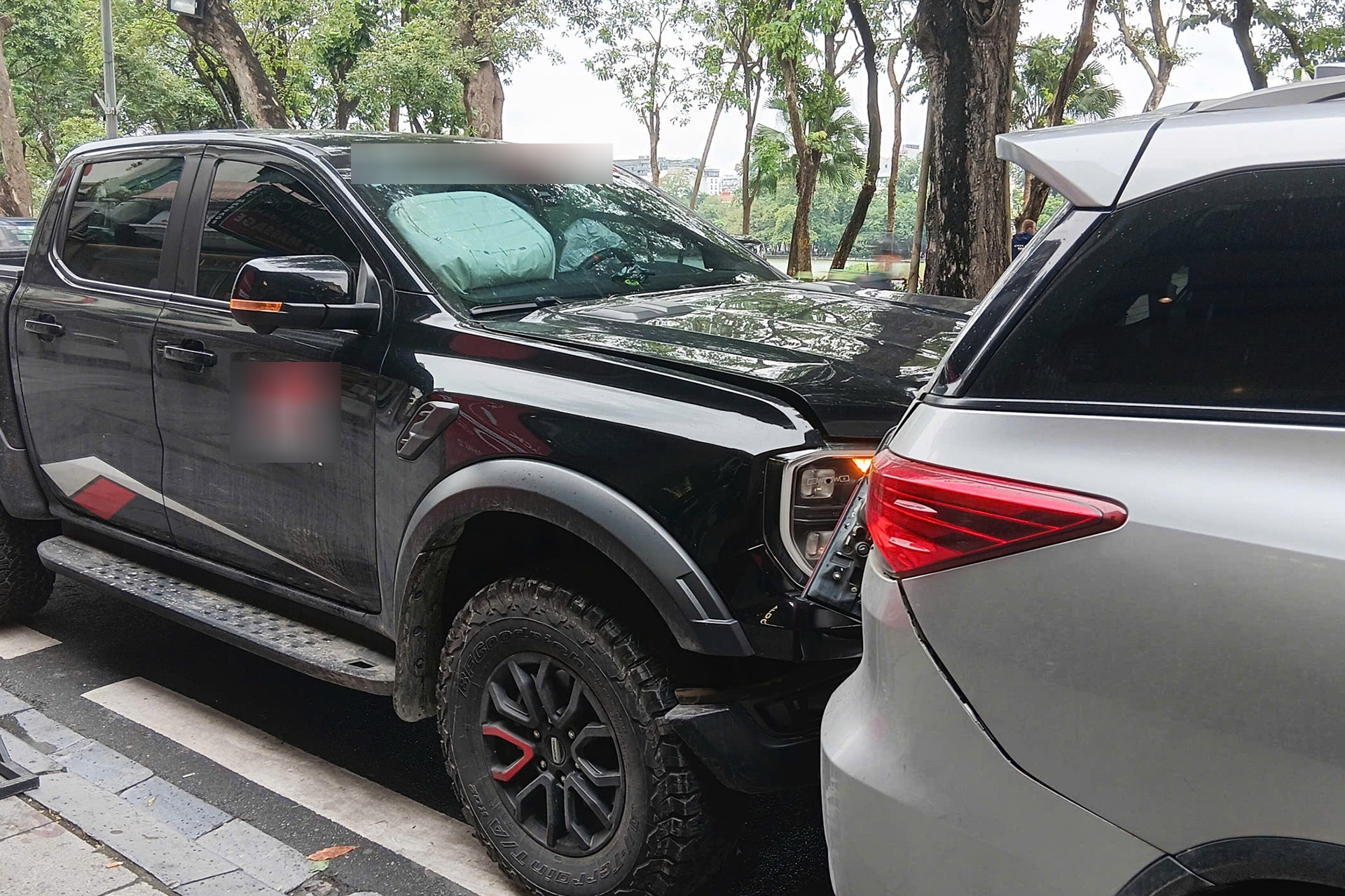 Nam bảo vệ lái ô tô bán tải tông liên hoàn ven hồ Gươm