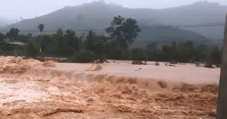 Ngập lụt khắp nơi ở Khánh Hoà, cảnh sát vượt dòng nước xiết để cứu dân