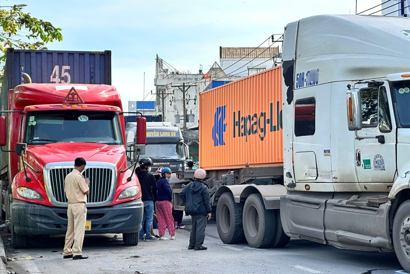 Nữ sinh lớp 9 tử vong thương tâm dưới bánh xe container ở TPHCM