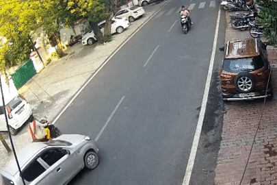 Ô tô mất lái húc văng 2 người đi xe máy, tài xế bỏ chạy khỏi hiện trường