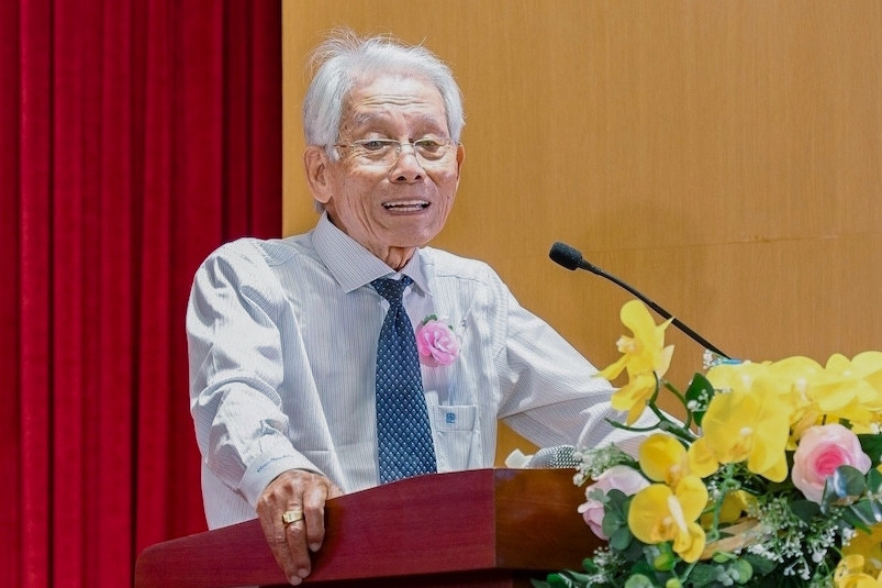 Thầy giáo tặng trường 2 tỷ đồng: Thầy phải dạy sao để khi trưởng thành trò hơn thầy