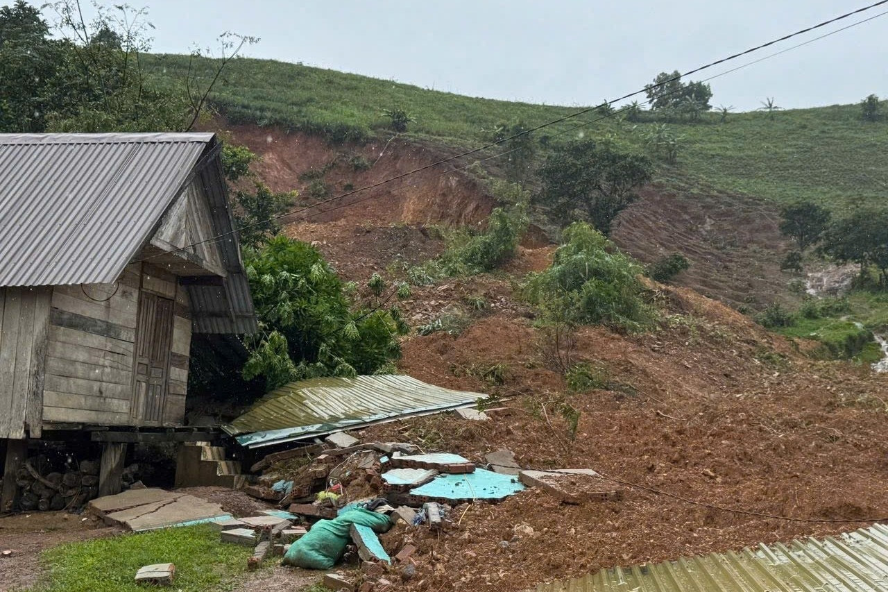 Quả đồi bị sạt lở, 'nuốt chửng' một nhà dân ở Đắk Lắk