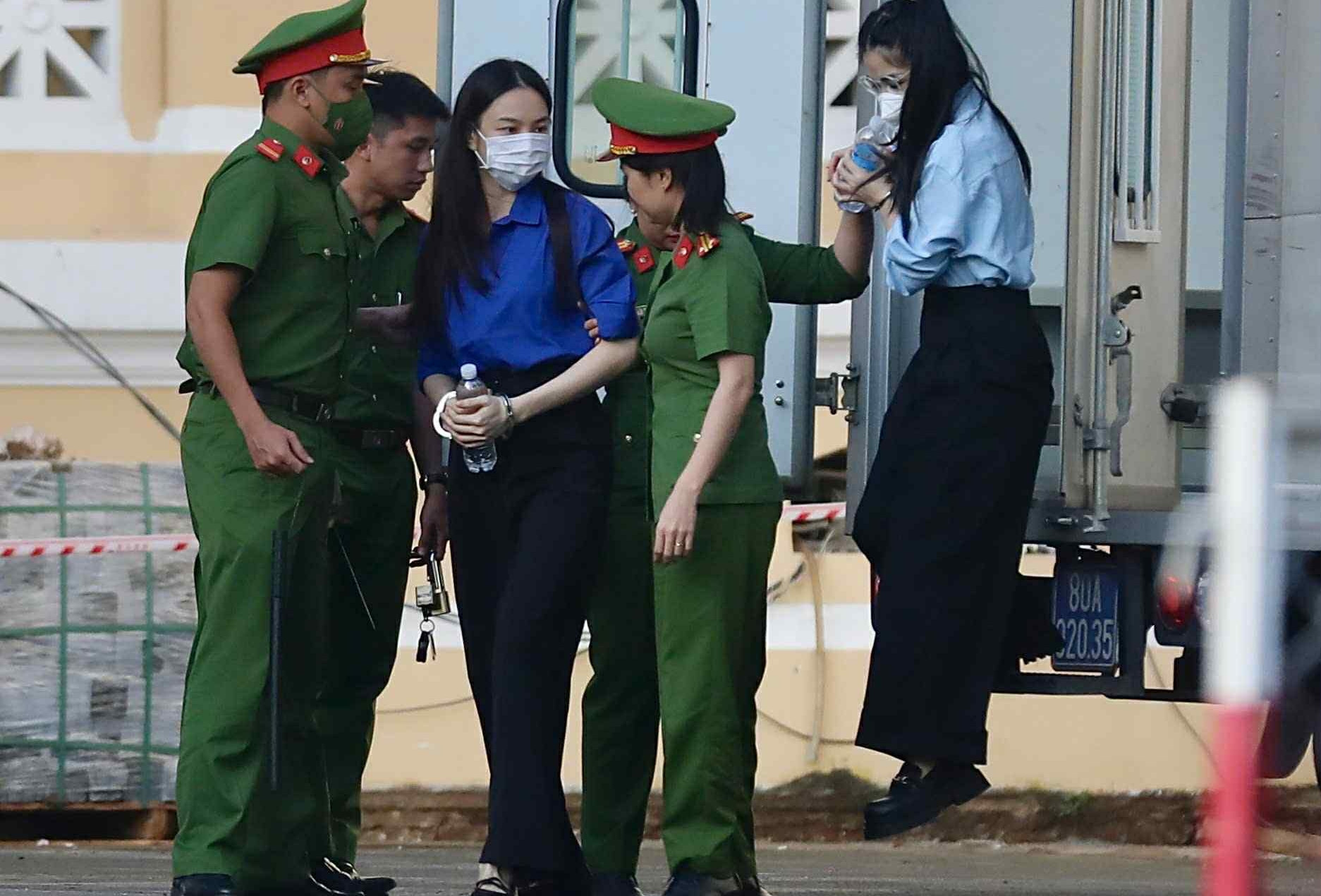 Sáng nay, hoa hậu Thùy Tiên, Hằng Du Mục, Quang Linh Vlogs hầu tòa vụ 'kẹo Kera'