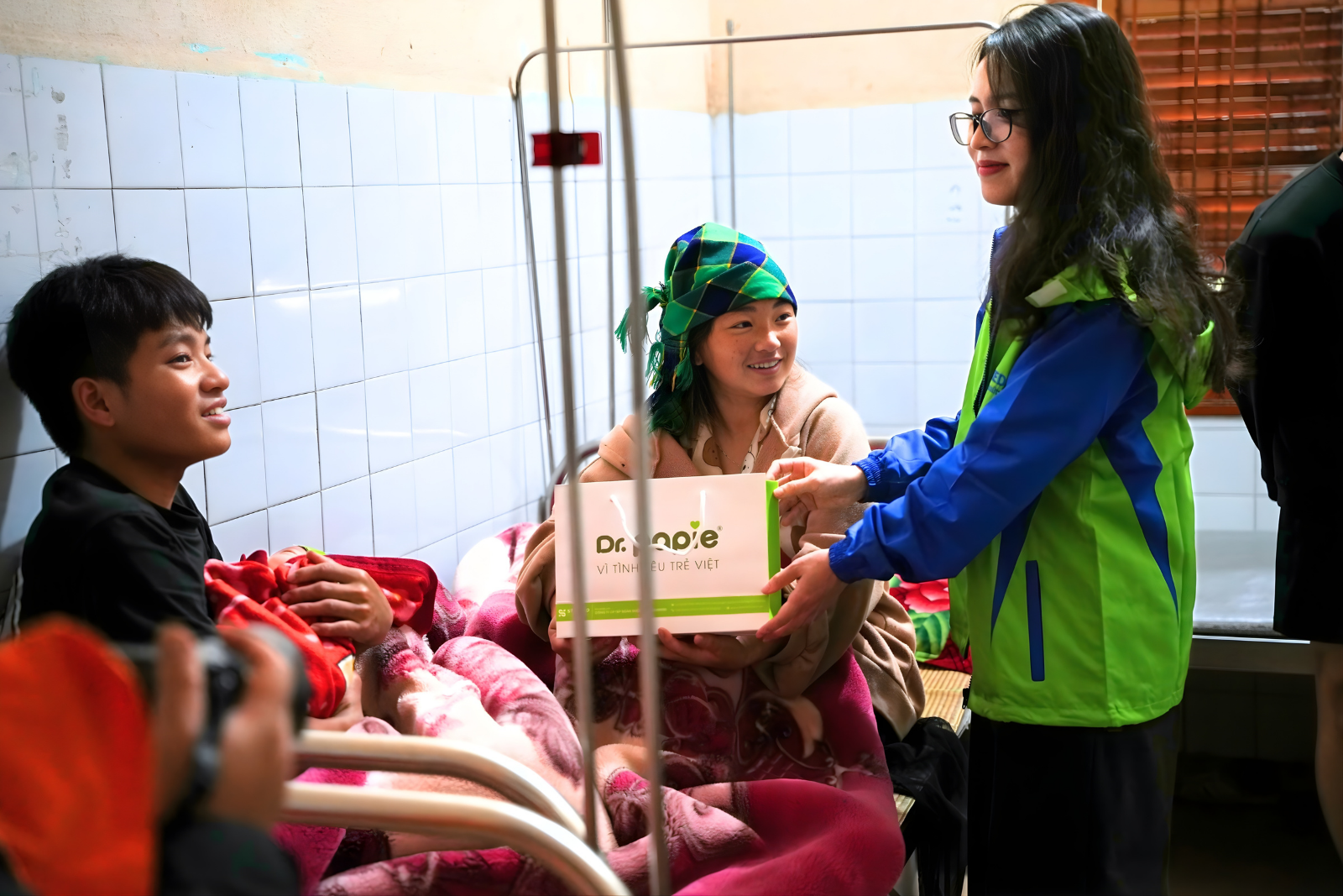 Starmed Group trao tặng sản phẩm chăm sóc trẻ em tại Bệnh viện Bắc Hà - Lào Cai