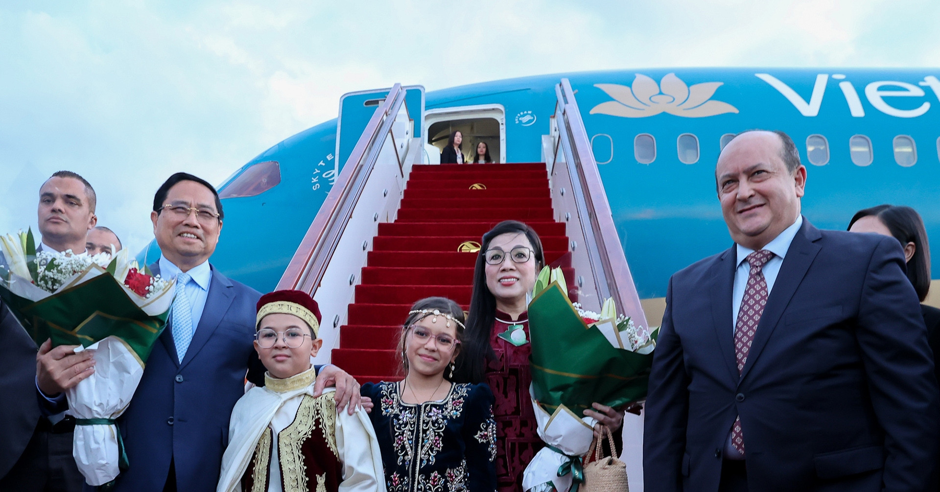 Thủ tướng Algeria ra sân bay đón Thủ tướng Phạm Minh Chính và phu nhân