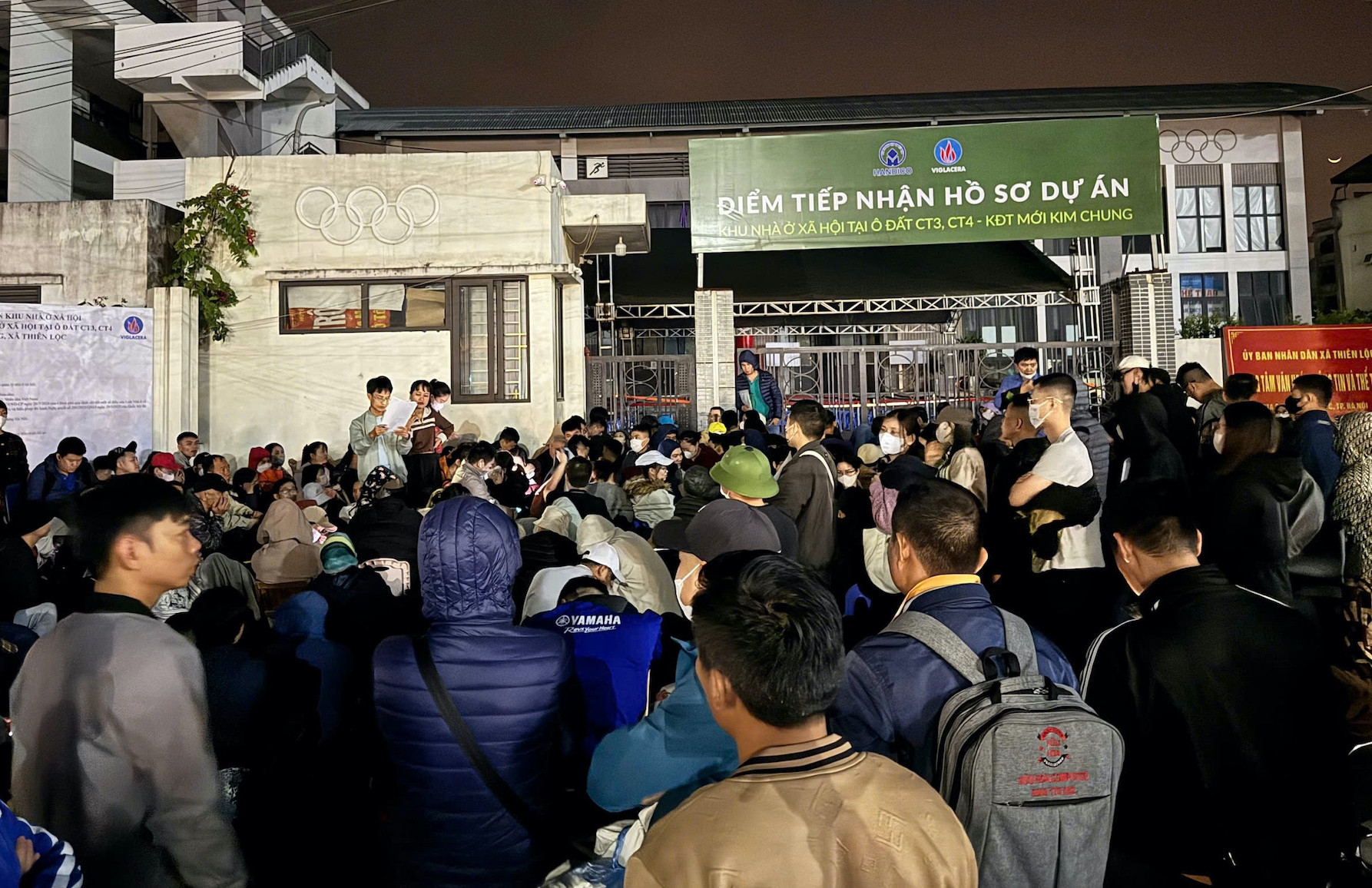 Thức trắng đêm giữ chỗ mua nhà 1 tỷ, Bộ Xây dựng cảnh báo ‘cò hồ sơ’