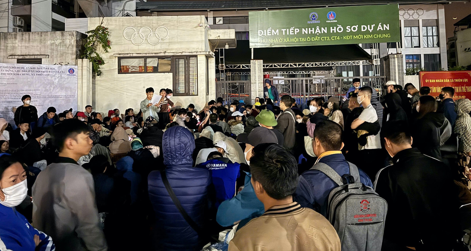 Thức trắng đêm giữ chỗ mua nhà 1 tỷ, Bộ Xây dựng cảnh báo ‘cò hồ sơ’