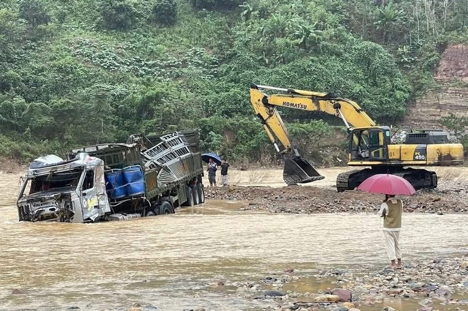 Tìm kiếm tài xế bị lũ cuốn ở Quảng Trị: Chủ xe xác nhận đồ vật vừa được phát hiện