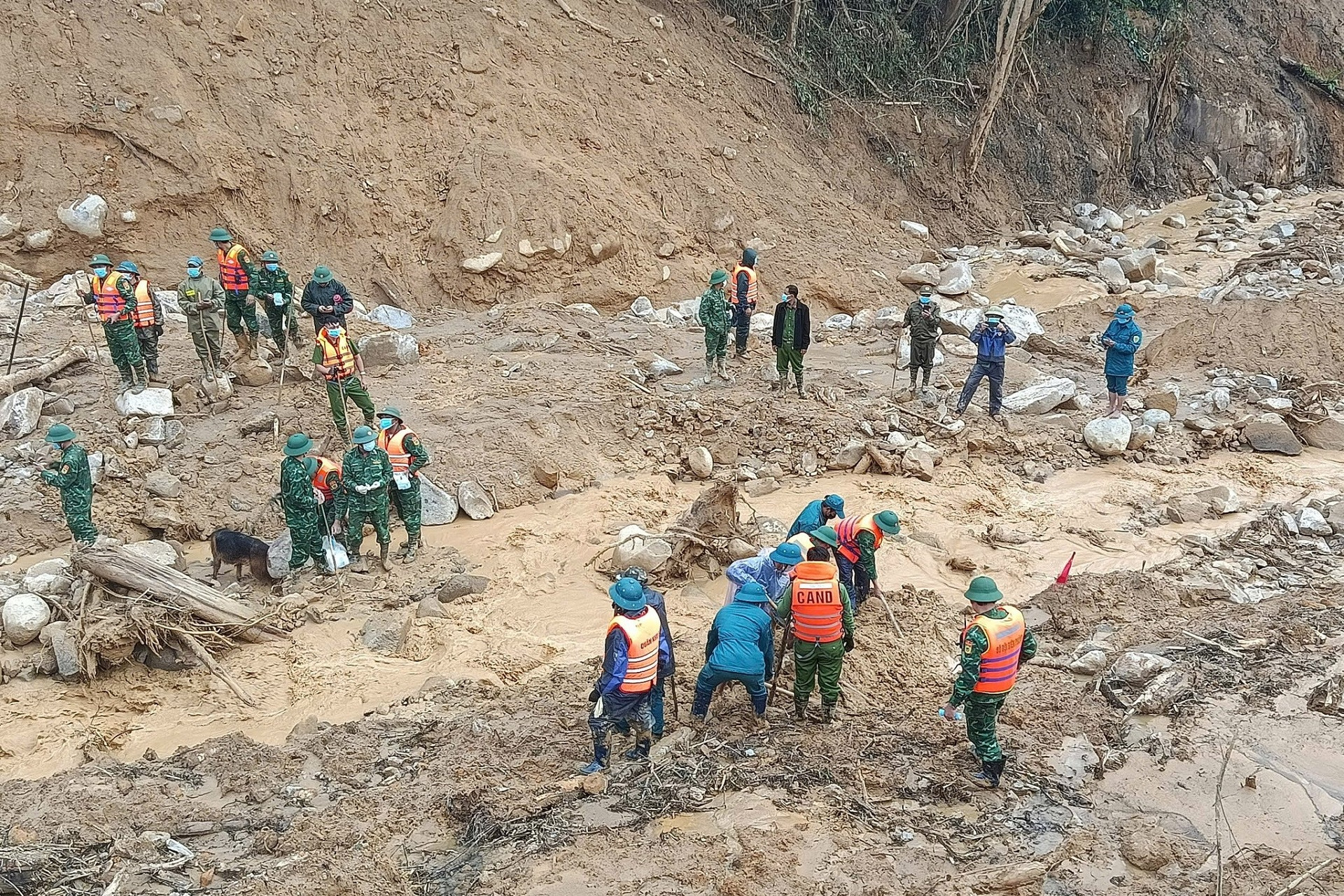 Tìm thấy thi thể đầu tiên trong vụ sạt lở vùi lấp 3 người ở Đà Nẵng