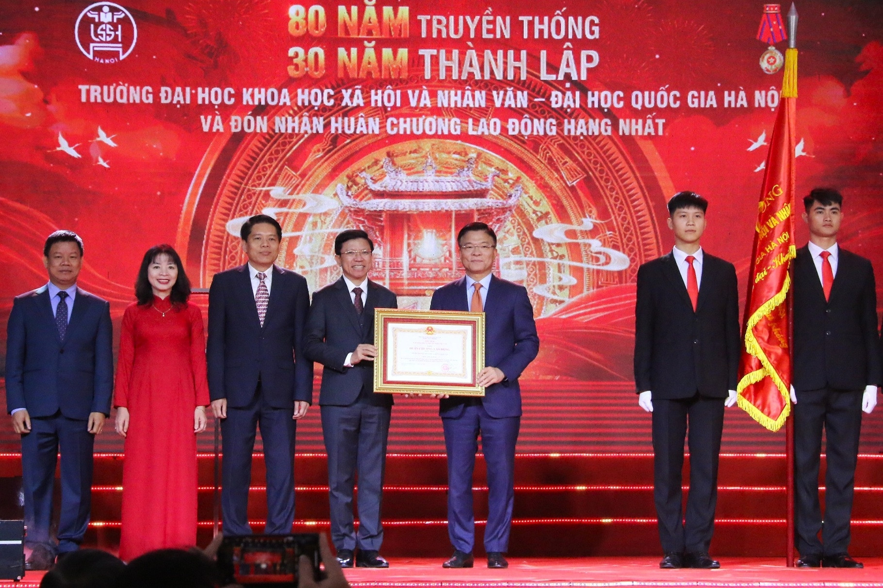 Trường ĐH Khoa học Xã hội và Nhân văn Hà Nội nhận Huân chương Lao động hạng Nhất
