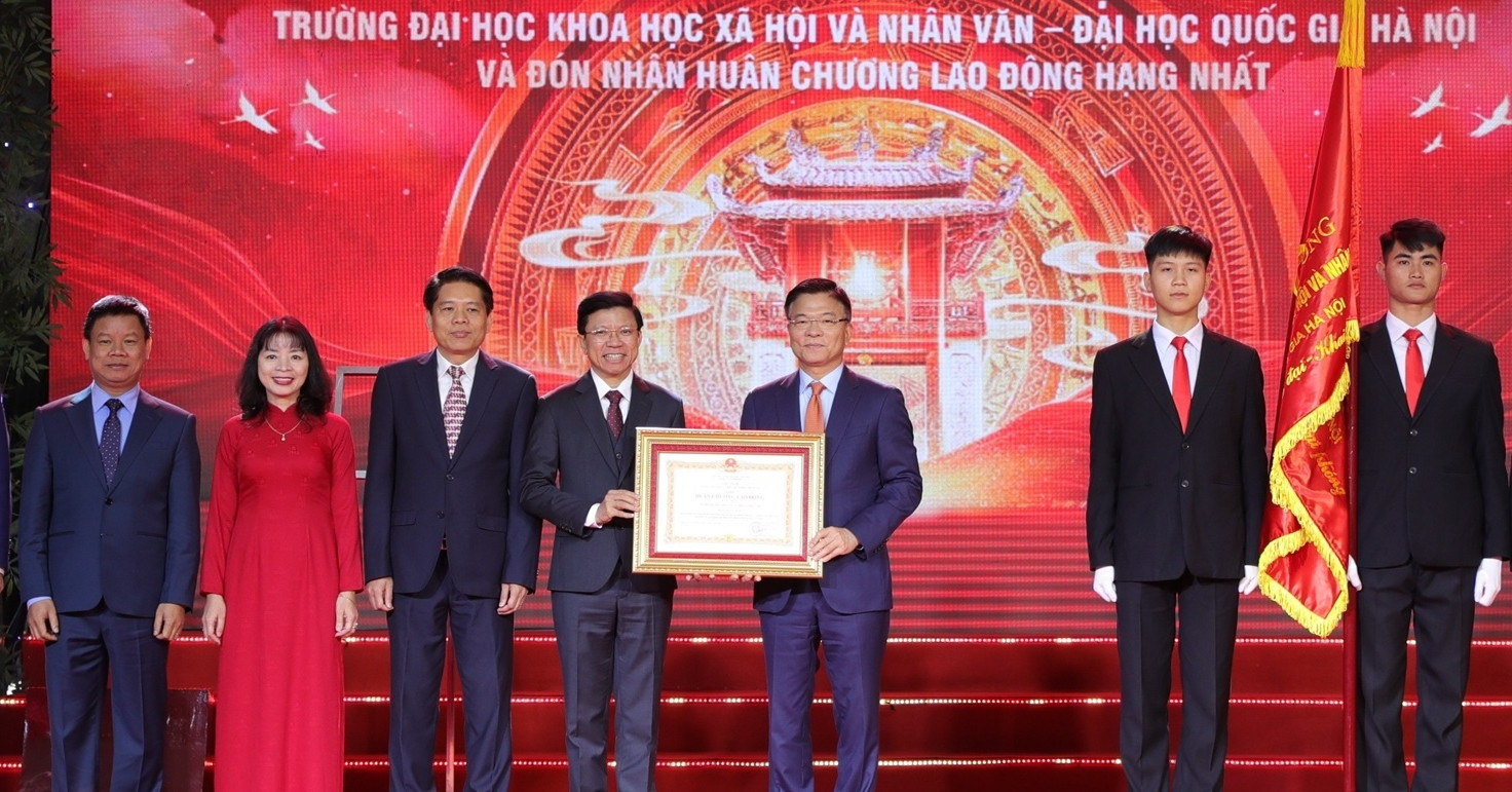 Trường ĐH Khoa học Xã hội và Nhân văn Hà Nội nhận Huân chương Lao động hạng Nhất