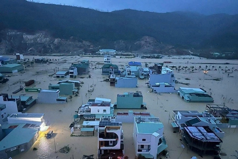 Ứng phó khẩn cấp với lũ vượt đỉnh lịch sử ở sông Ba, sông Kôn