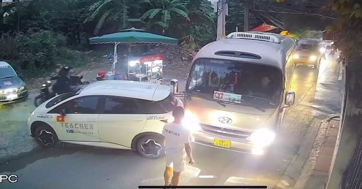Vụ 'Teacher' lùi xe ra giữa đường bị xe khách húc đuôi: Cục CSGT chỉ ra lỗi sai