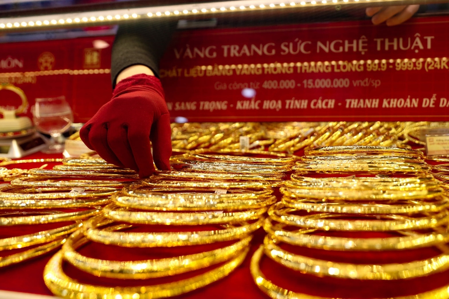 Giá vàng hôm nay 3/11/2025: Chốt phiên SJC đảo chiều tăng lên 149 triệu/lượng