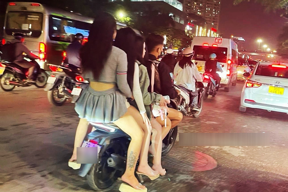 Đi xe máy 'kẹp 5' ở Hà Nội, nam thanh niên bị ghi hình gửi Cục trưởng CSGT