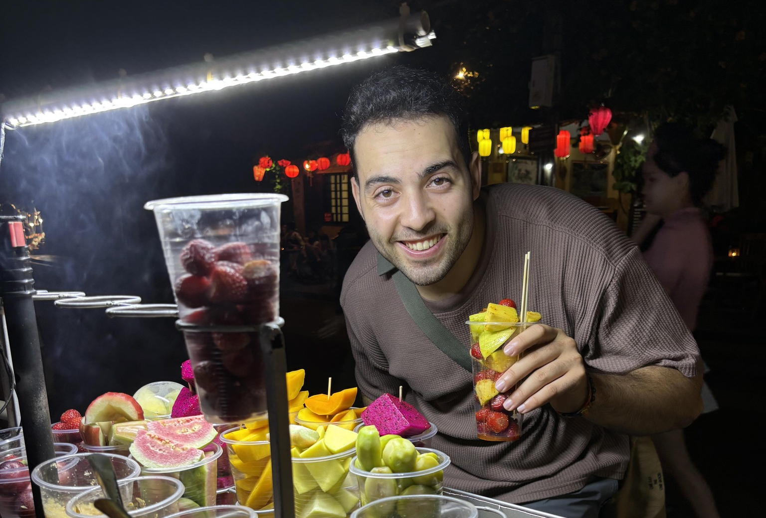 Anh chàng Bắc Phi nấu cơm Việt khéo léo khiến dân mạng thốt lên kinh ngạc