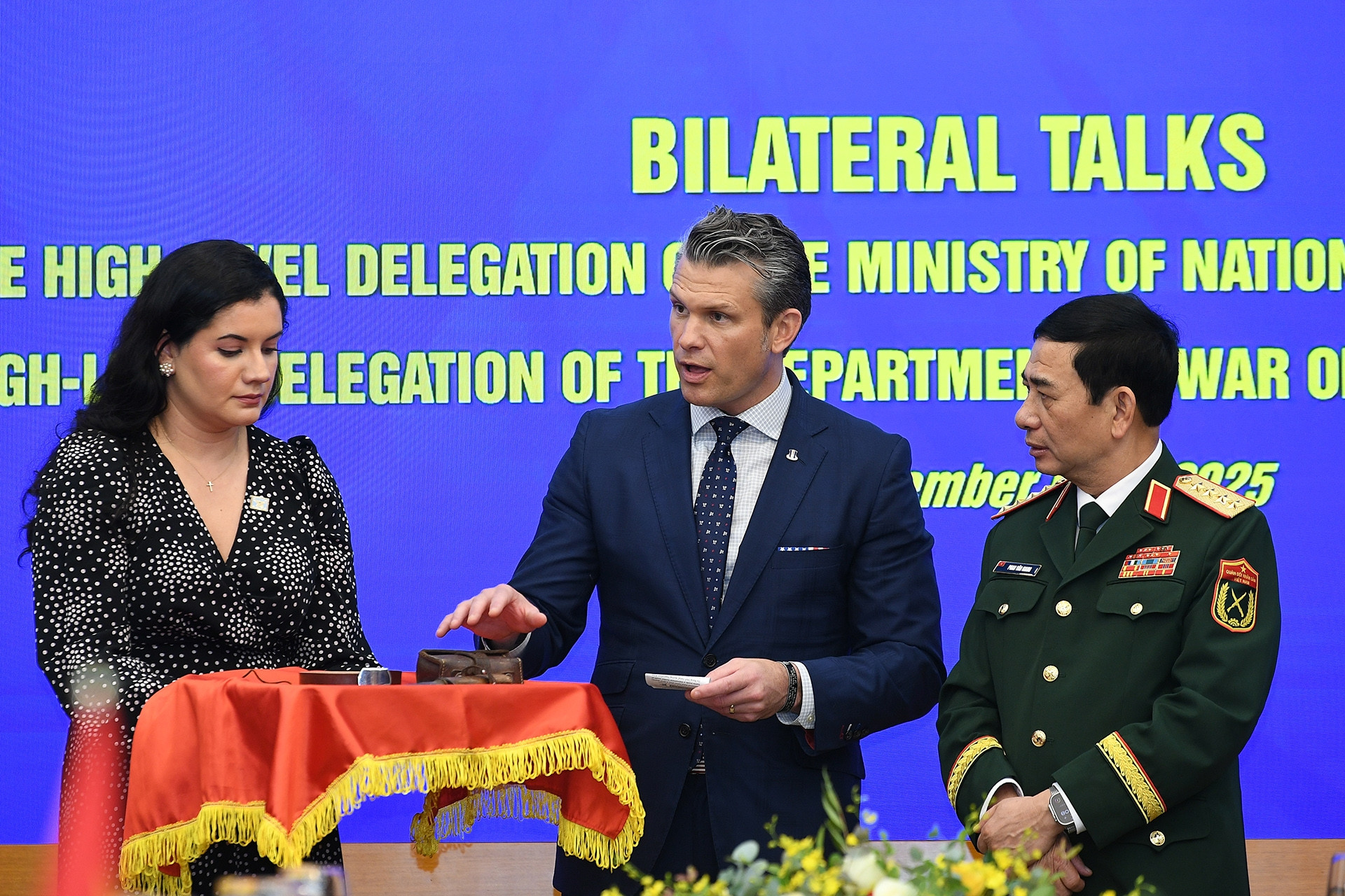 Bộ trưởng Quốc phòng và Bộ trưởng Chiến tranh Mỹ trao đổi kỷ vật chiến tranh