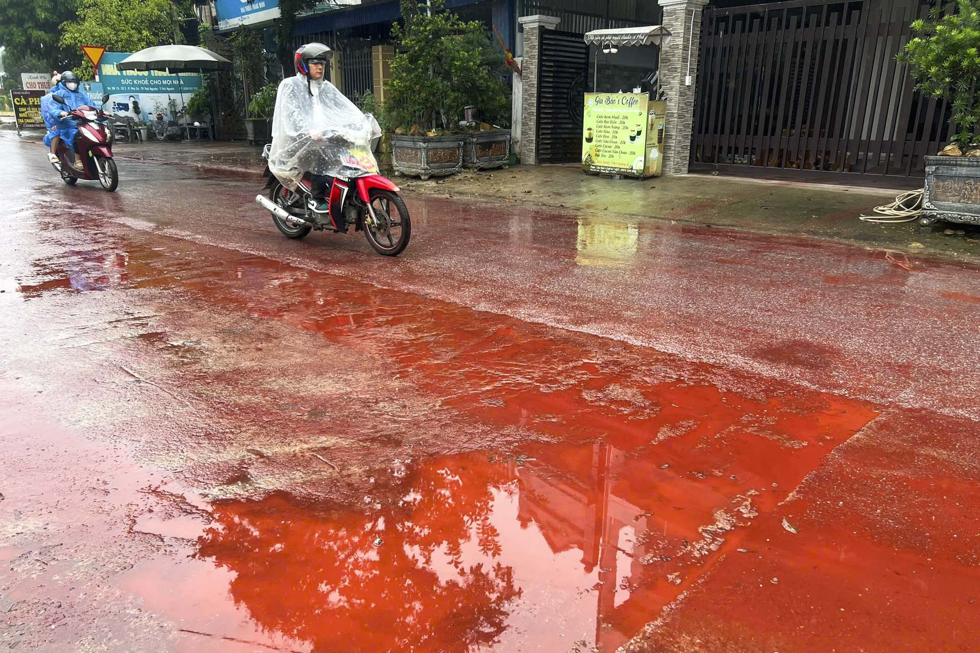 Chất lỏng màu đỏ như máu phủ kín mặt đường, người dân hoang mang