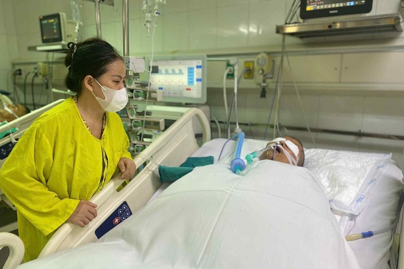 Con trai tai nạn nguy kịch, vợ chồng nghèo 'cắm' cả nhà không đủ tiền cứu