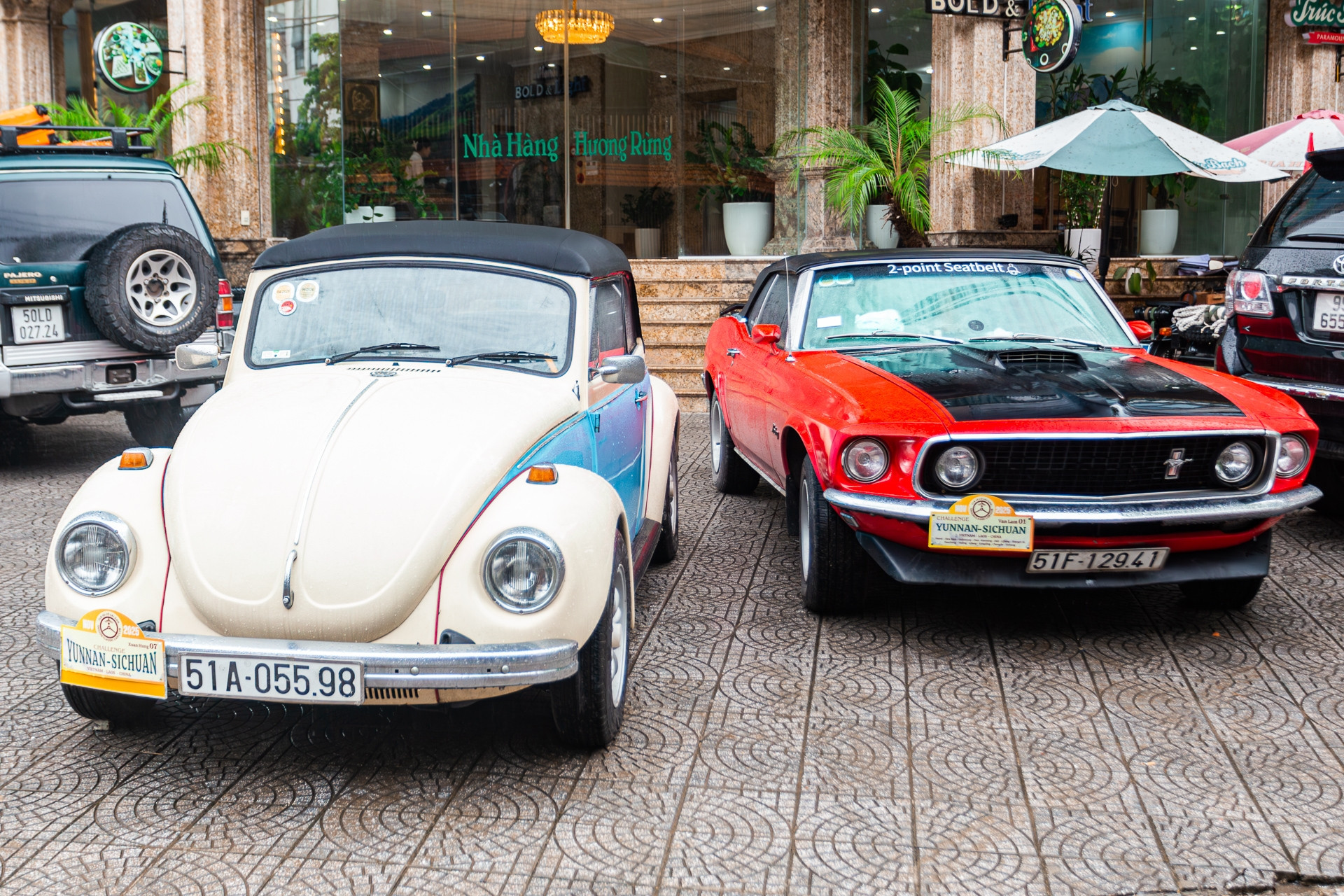 Dàn xe sang cổ cực chất của dân chơi Sài Gòn bất ngờ xuất hiện trên phố Hà Nội