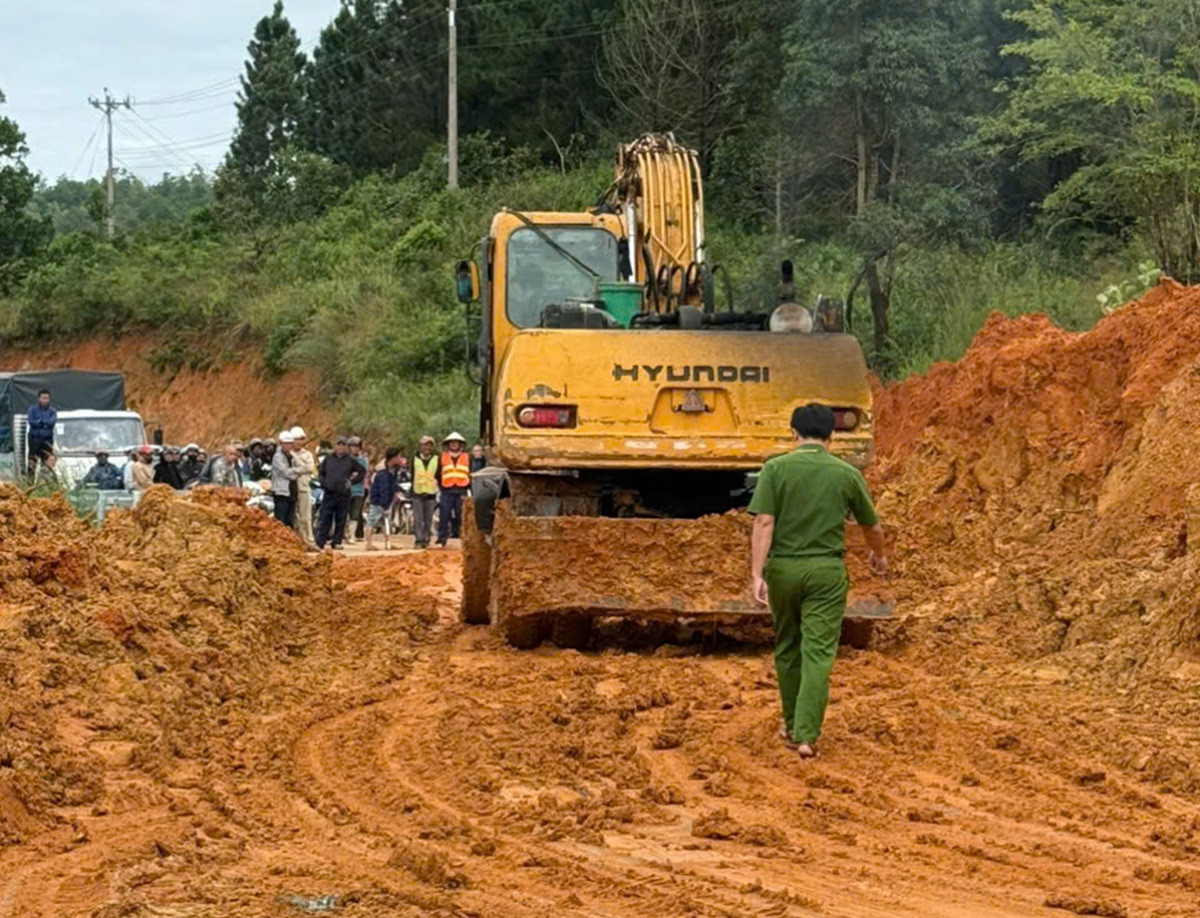 Đèo Đại Ninh lại sạt lở, quốc lộ 28B nối Phan Thiết Đà Lạt ách tắc..jpg