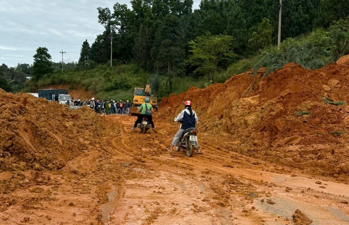 Đèo Đại Ninh lại sạt lở, quốc lộ 28B nối Phan Thiết Đà Lạt ách tắc....jpg