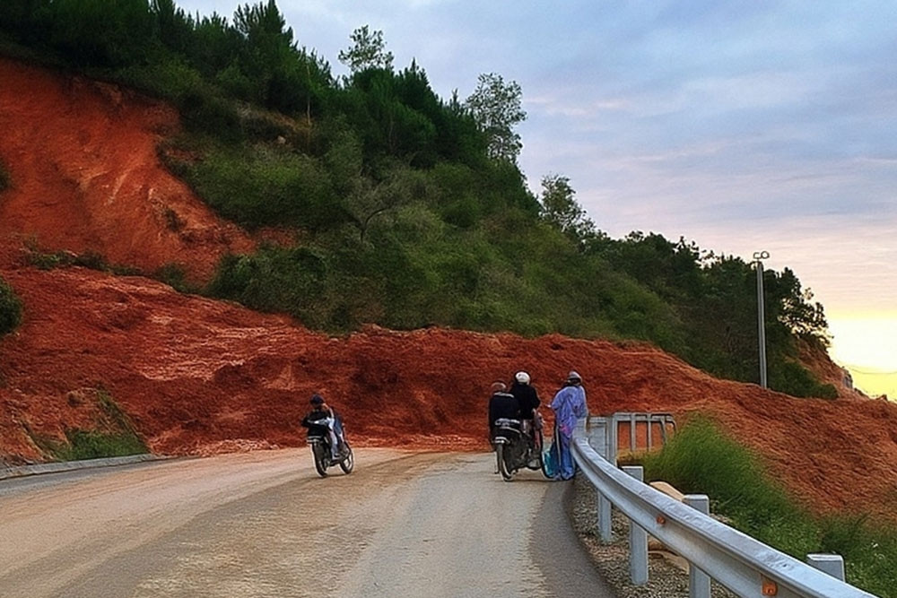 Đèo Đại Ninh tiếp tục sạt lở nặng, quốc lộ nối Phan Thiết - Đà Lạt ách tắc