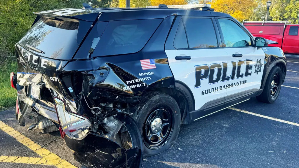 Tài xế ngủ quên, ô tô lao thẳng vào xe cảnh sát đang dừng bên đường