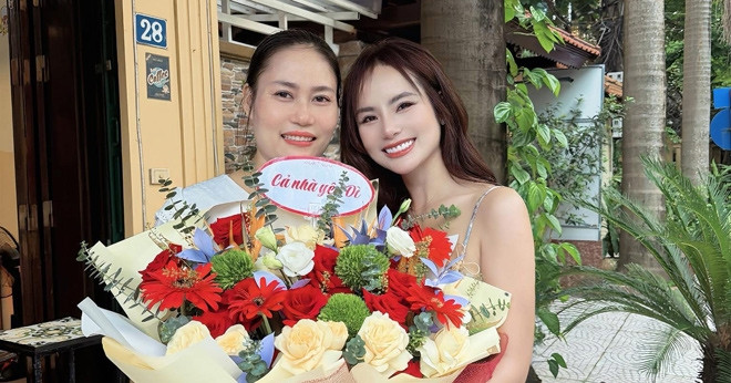 Gia đình tan vỡ, &amp;apos;hoa khôi Hà Nội&amp;apos; mắc trầm cảm, được mẹ kế hơn 8 tuổi vực dậy