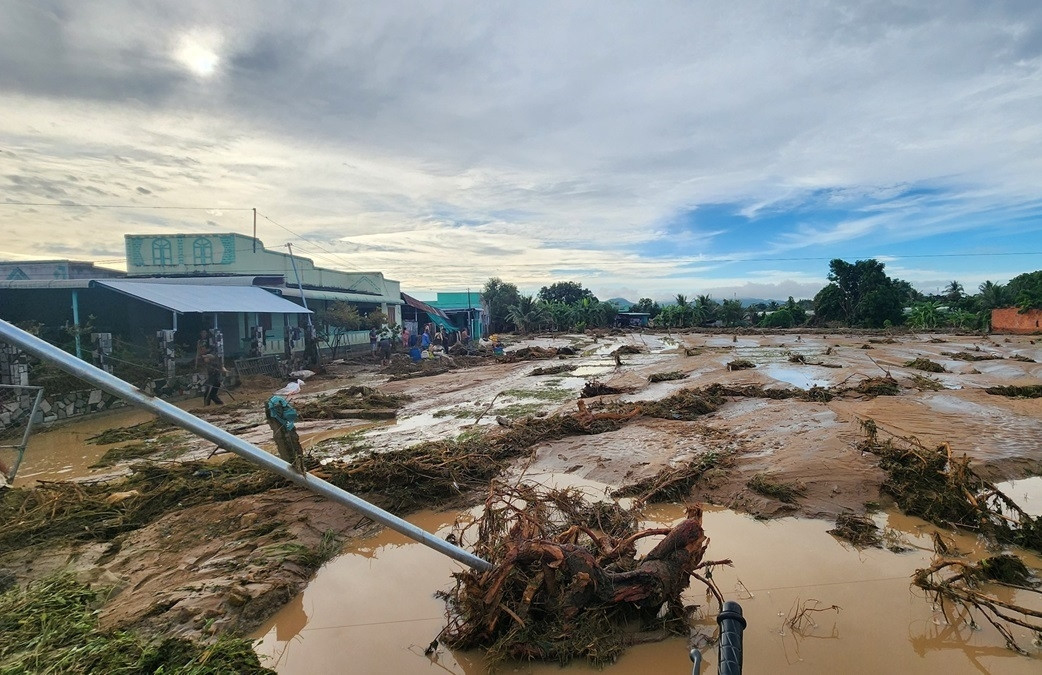 Hiện trường tan hoang sau vụ vỡ hồ chứa ở Lâm Đồng, người dân trắng tay sau một đêm