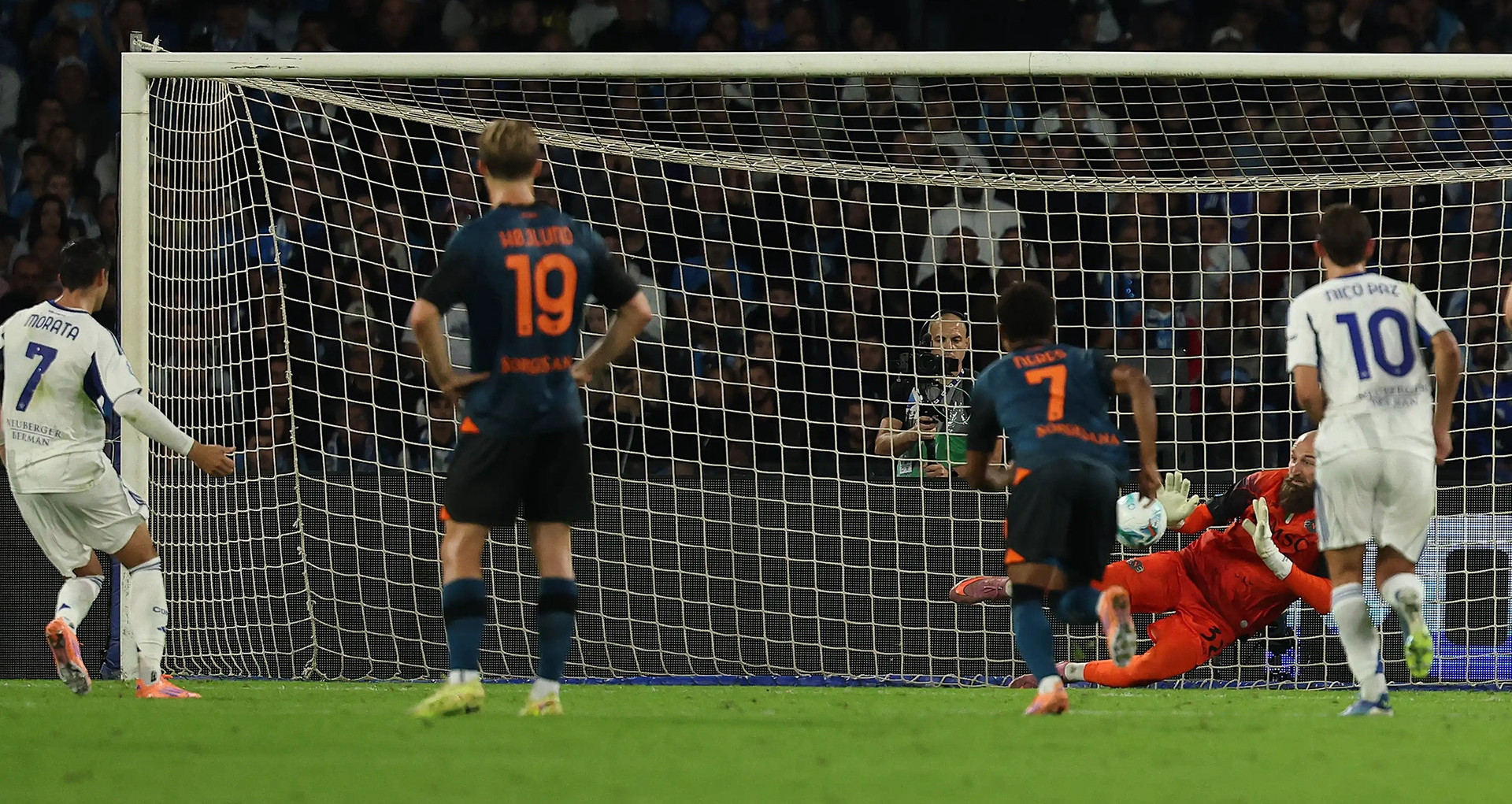 Hojlund tịt ngòi, Napoli thoát thua Como ‘nhờ’ Morata