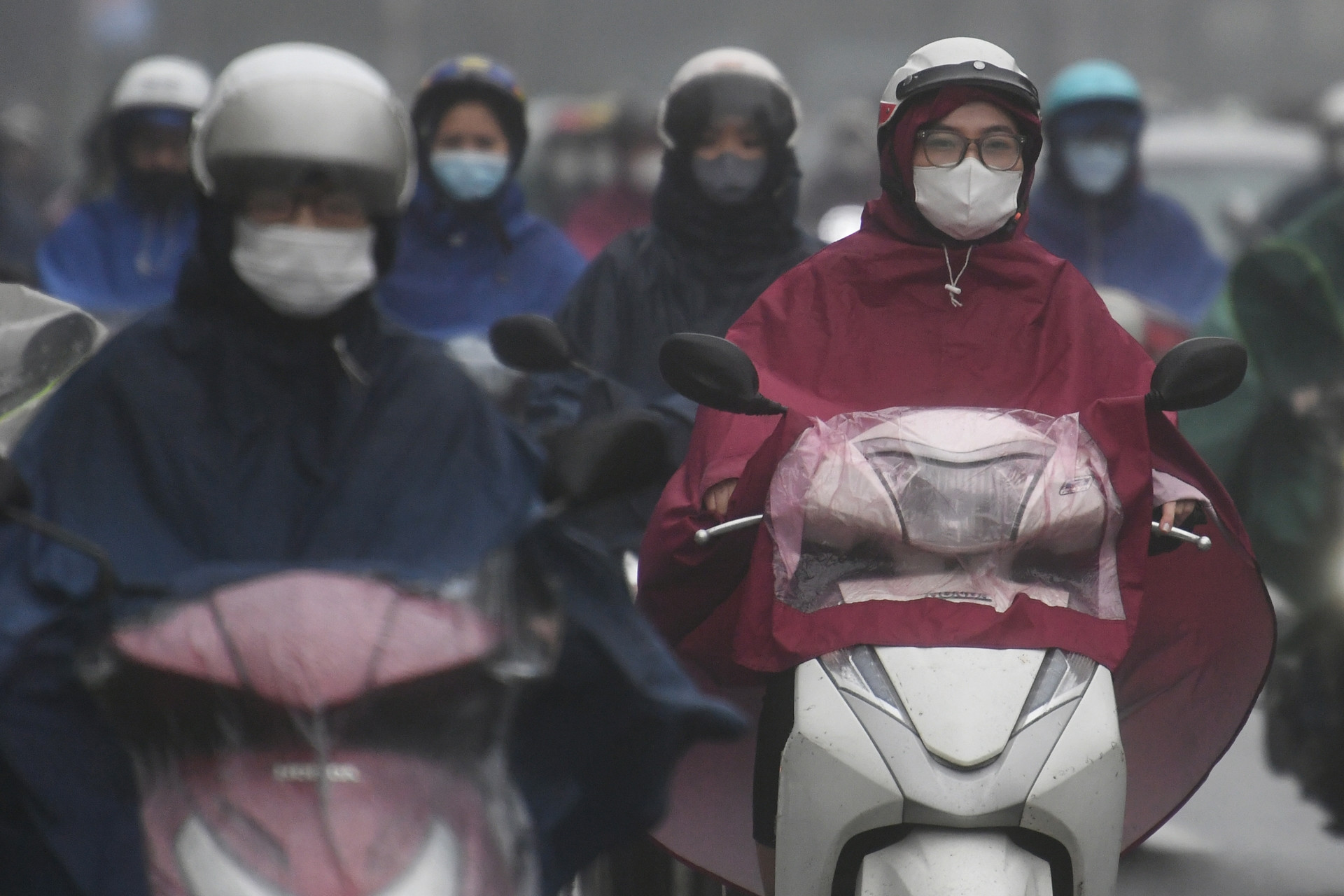 Không khí lạnh bắt đầu tràn về dồn dập, miền Bắc chìm trong mưa rét kéo dài