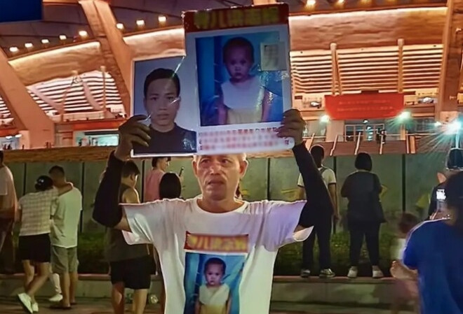 Người cha đi mòn hơn 40 đôi giày tìm con trai mất tích, vỡ òa sau 30 năm