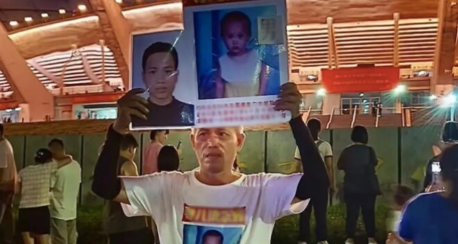 Người cha đi mòn hơn 40 đôi giày tìm con trai mất tích, vỡ òa sau 30 năm