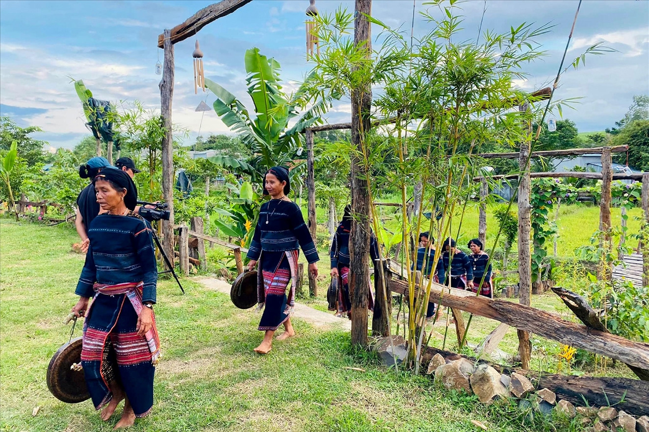 Những đôi tay mềm giữ nhịp chiêng ngân