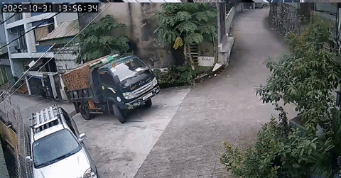 Nóng trên đường: Xe ben chở gạch bị 'bềnh càng' khi lên dốc